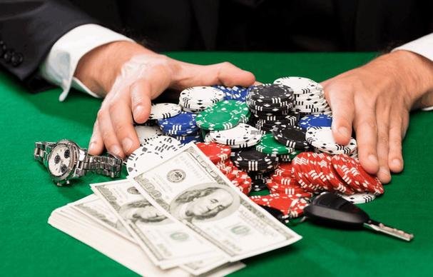Pengguna menikmati taruhan olahraga sepak bola dan permainan casino di rupiah77